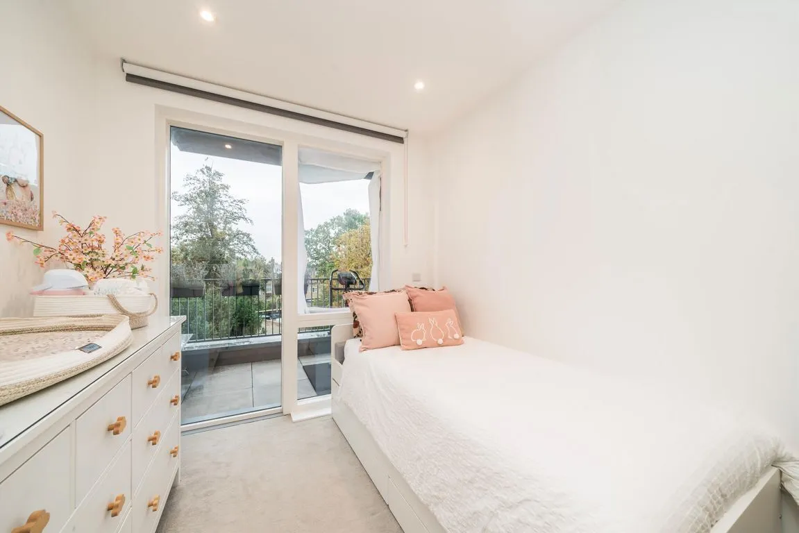 Chiswick High Road, W4, photo 6