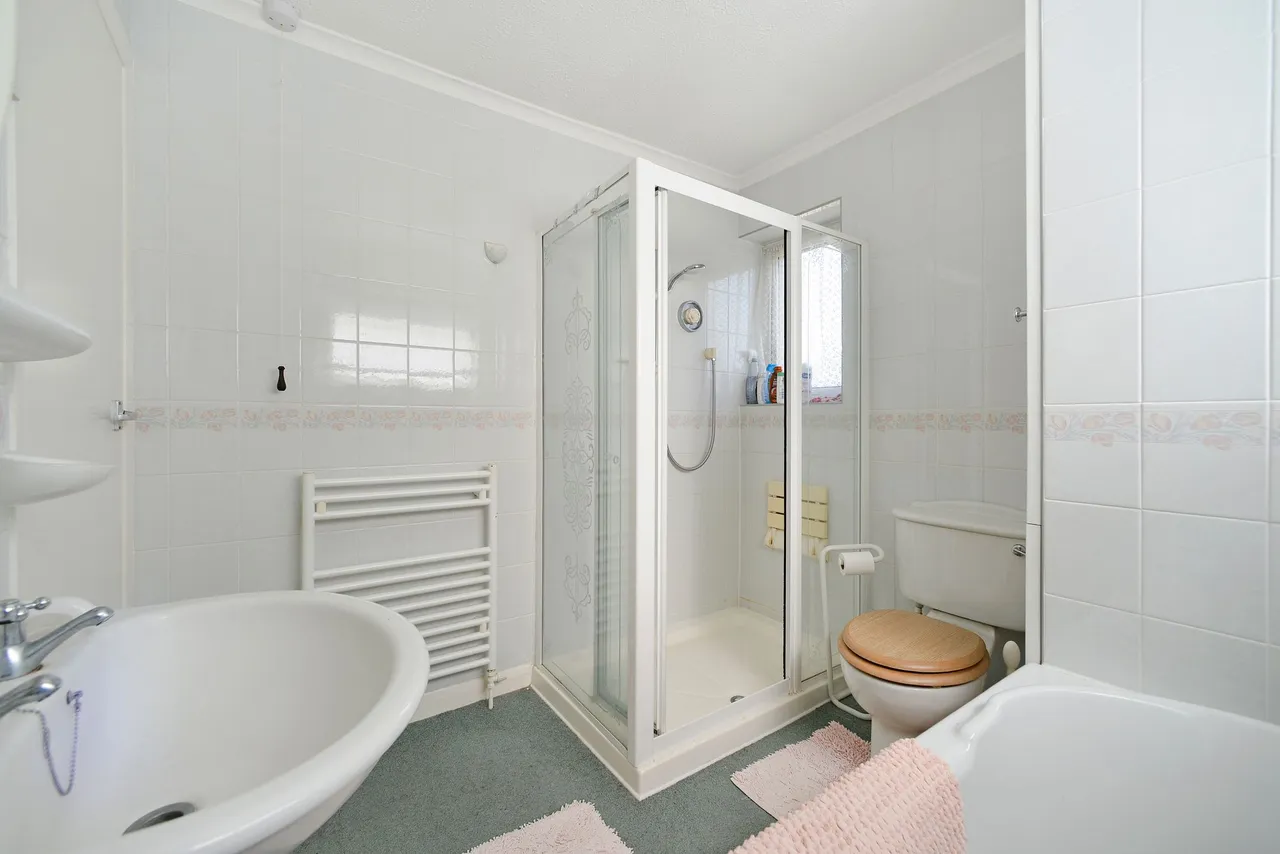 Seltops Close, Cranleigh, GU6, photo 13