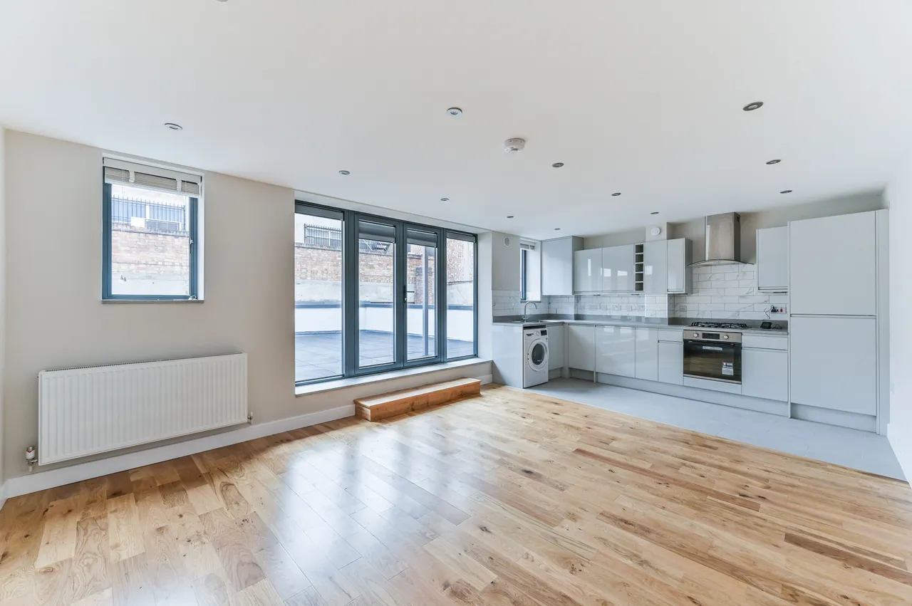 2 bed flat to rent — Flat A, 7 Tooting High Street, London