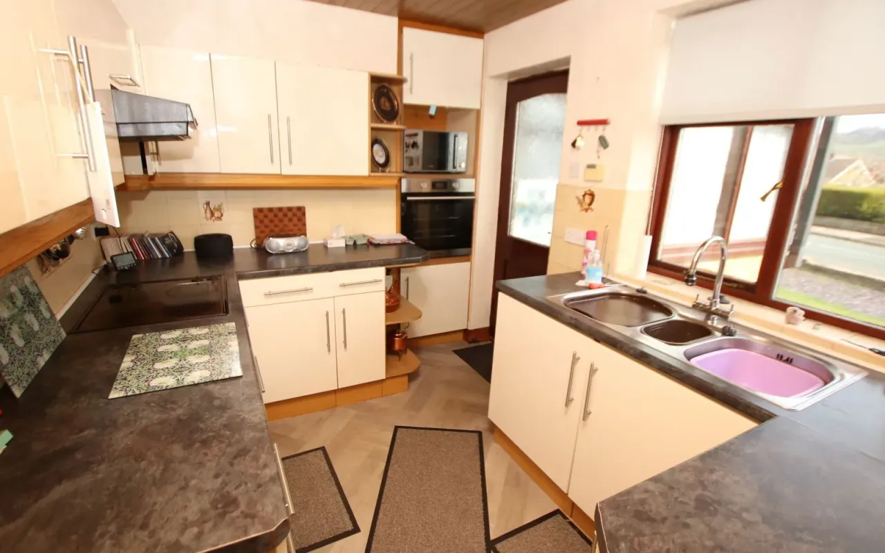 Birks Avenue Millhouse Green, photo 5