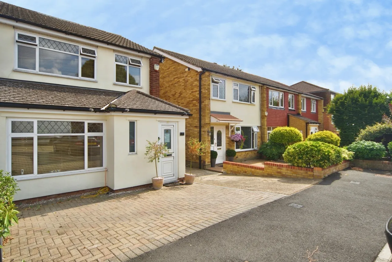 3 bed house for sale — Helmsdale Close, Romford, RM1