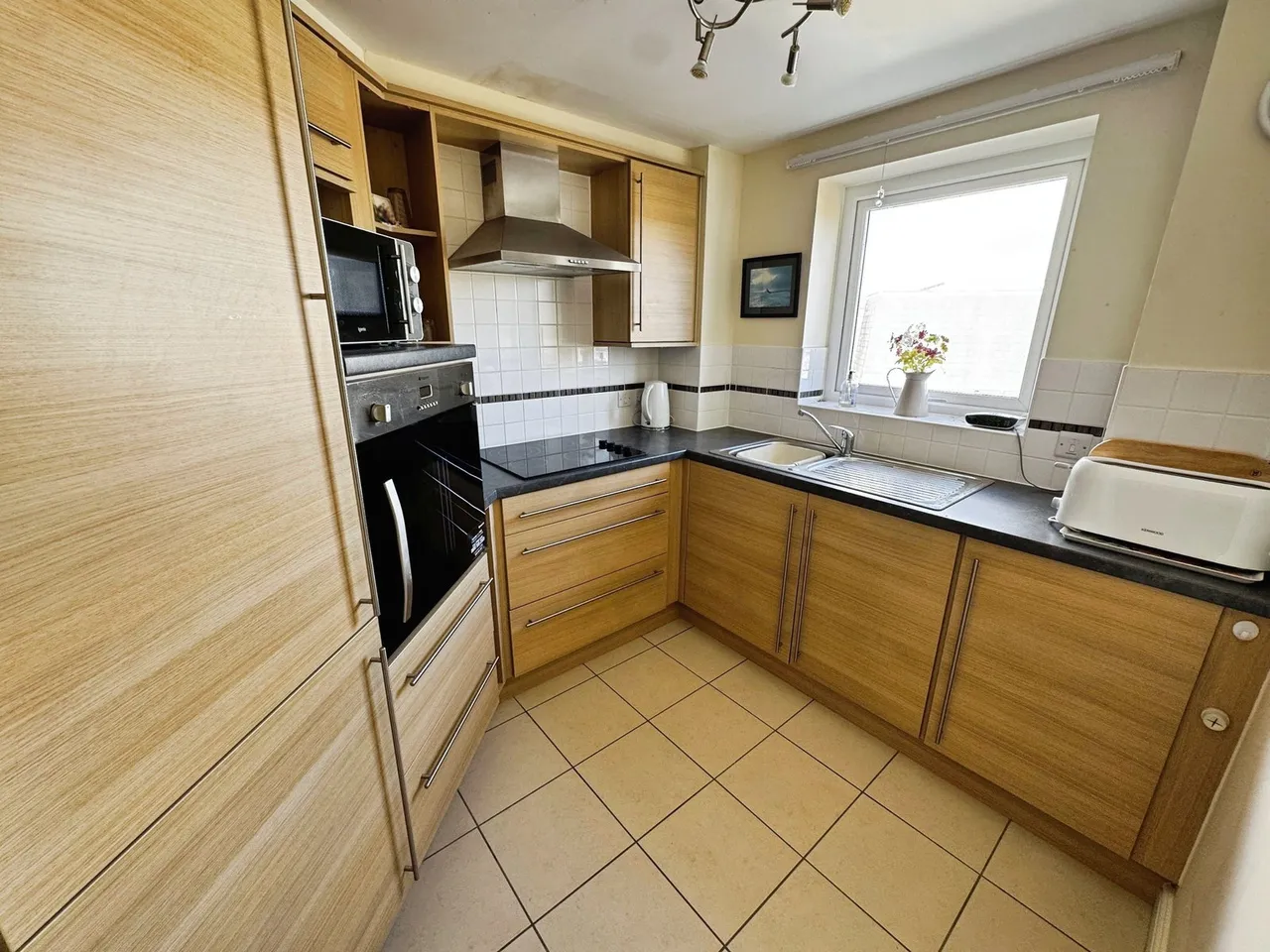 Middleton Court, Picton Avenue, Porthcawl, CF36 3BF, photo 5