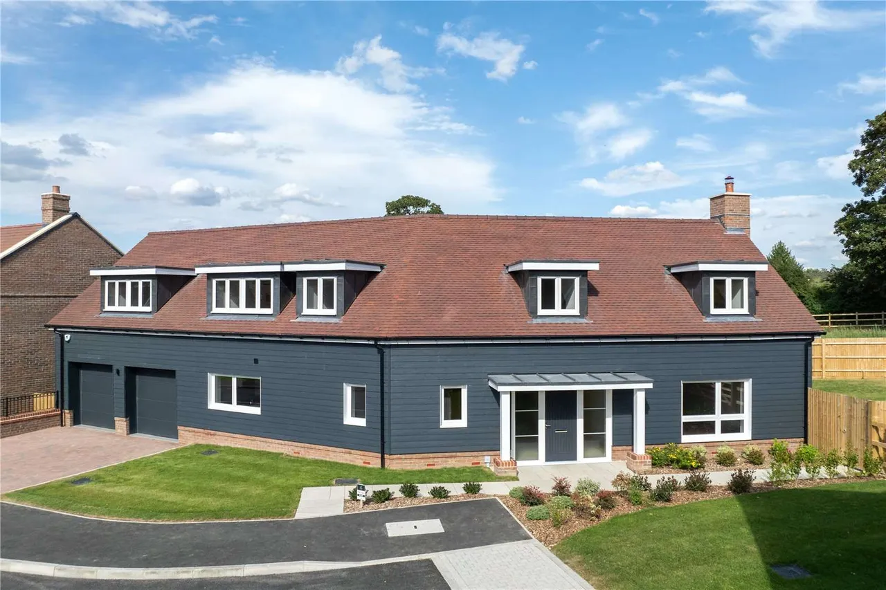 3 bed property for sale — Royal Oaks, Banstead, Surrey, SM7 3BE