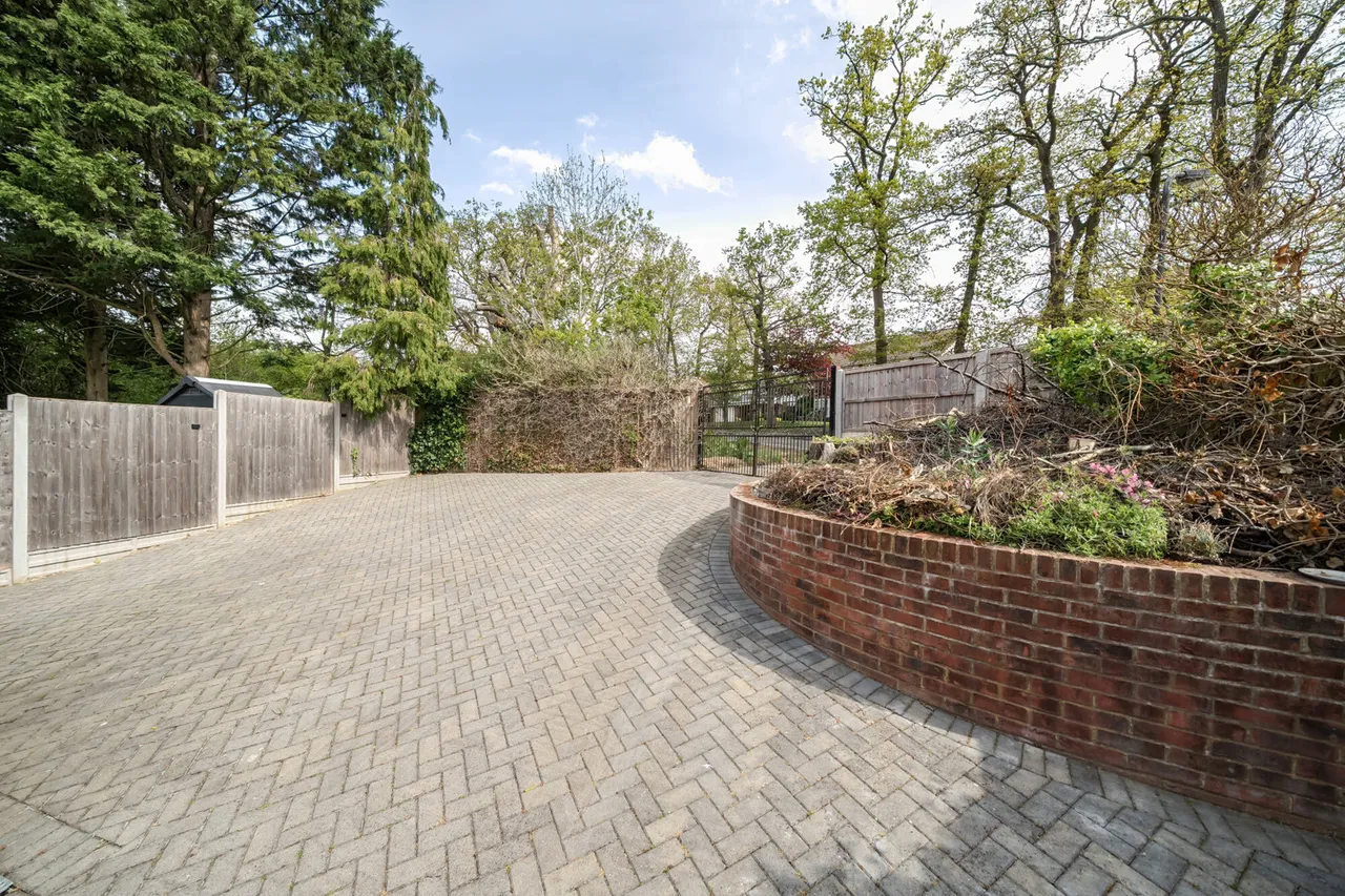 Hillside Road, Northwood, HA6, photo 4