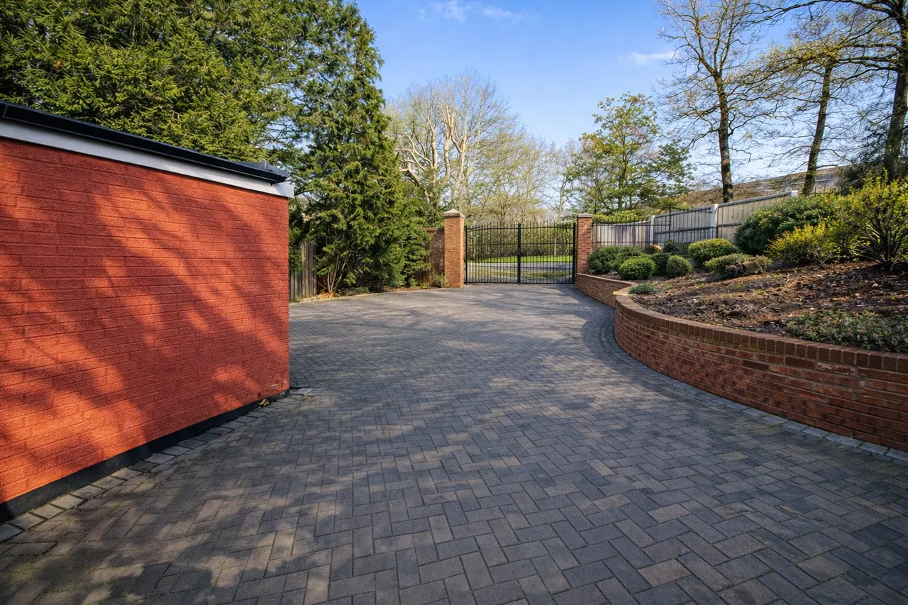 Hillside Road, Northwood, HA6, photo 2