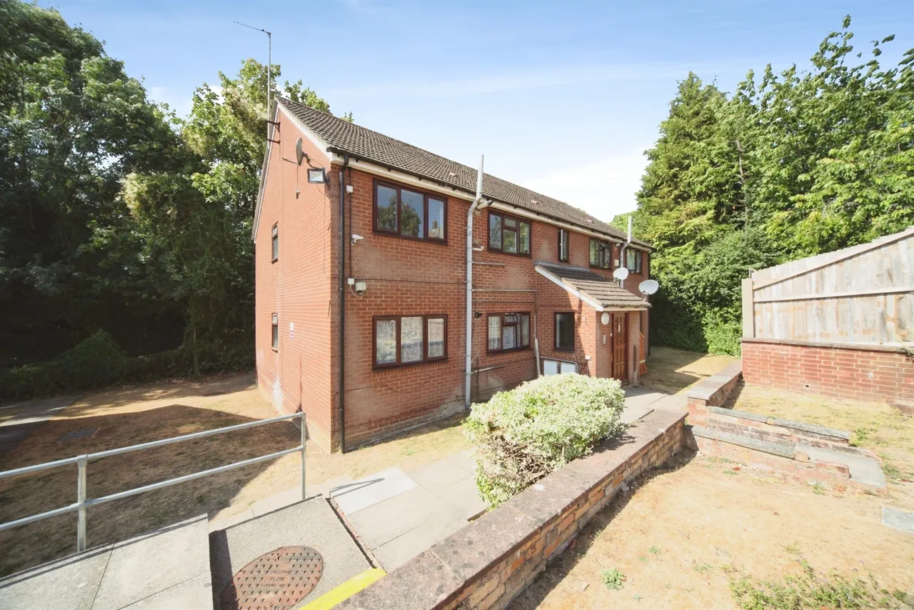 2 bed house for sale — Moreton Road North, Luton