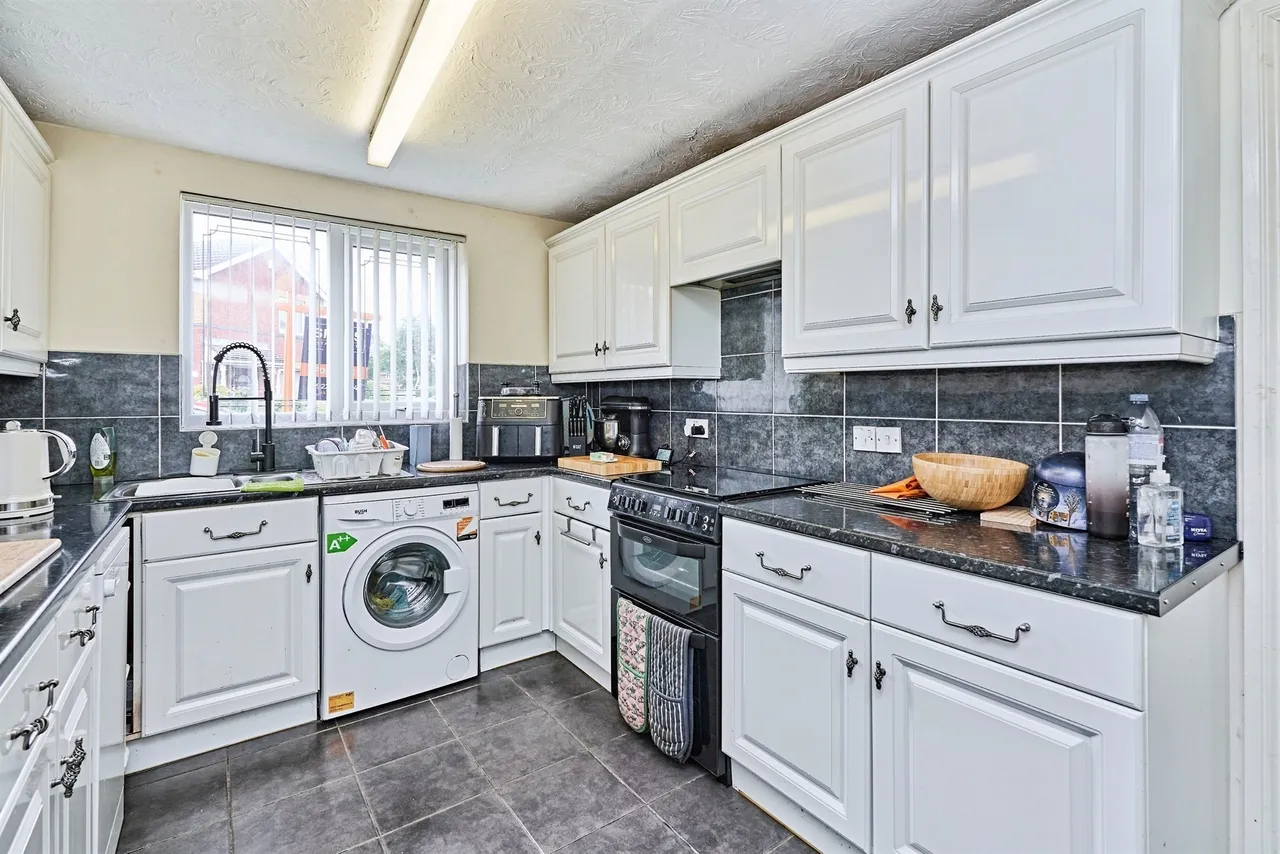 Kenilworth Crescent, Walsall, WS2, photo 4
