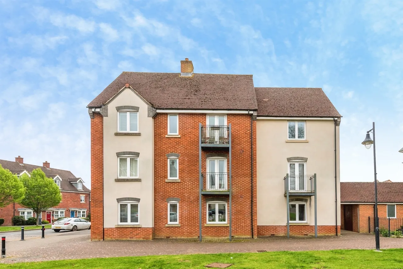 2 bed flat for sale — Piernik Close, Swindon