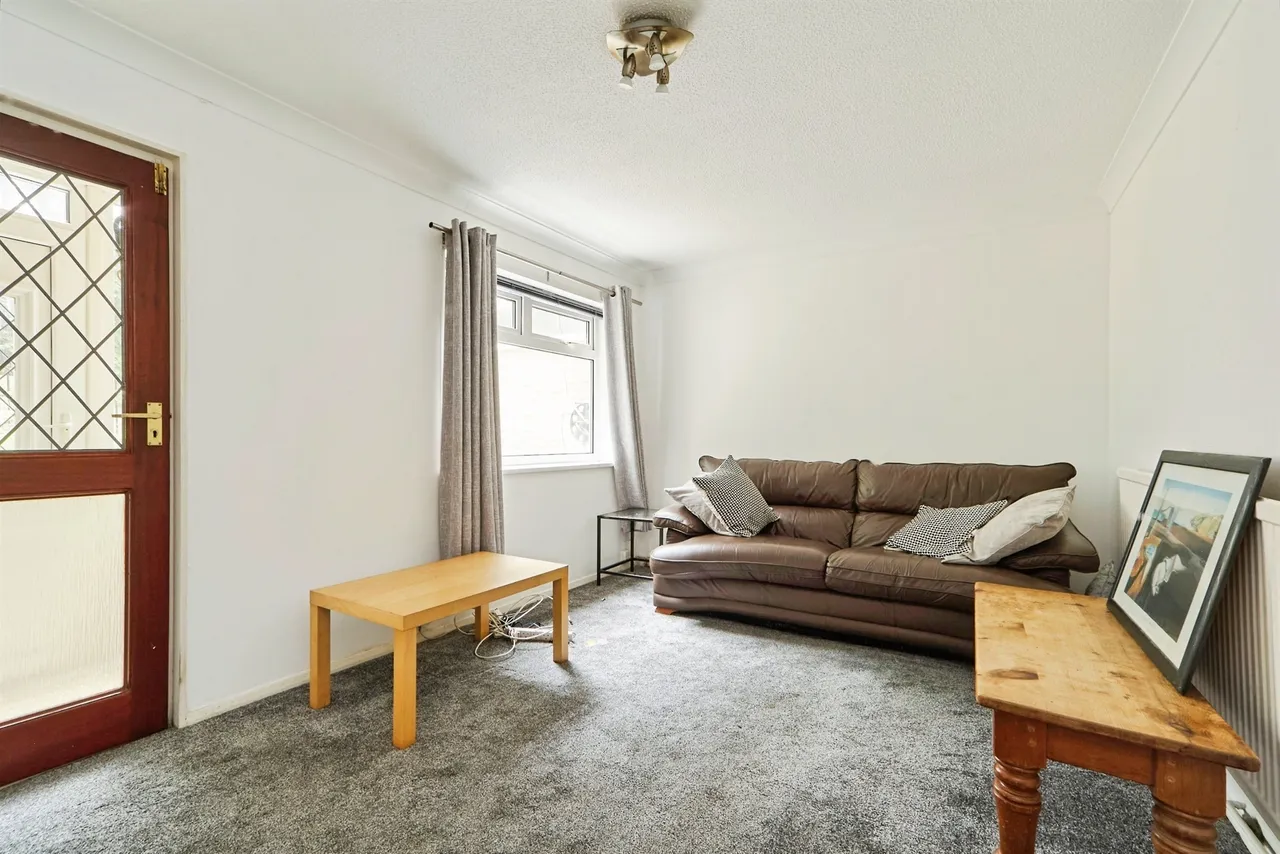 Elmhurst Gardens, Leeds, photo 3