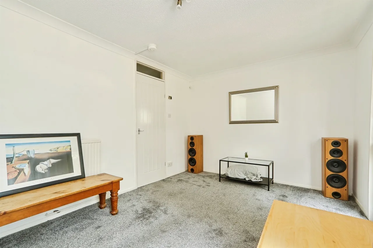 Elmhurst Gardens, Leeds, photo 6
