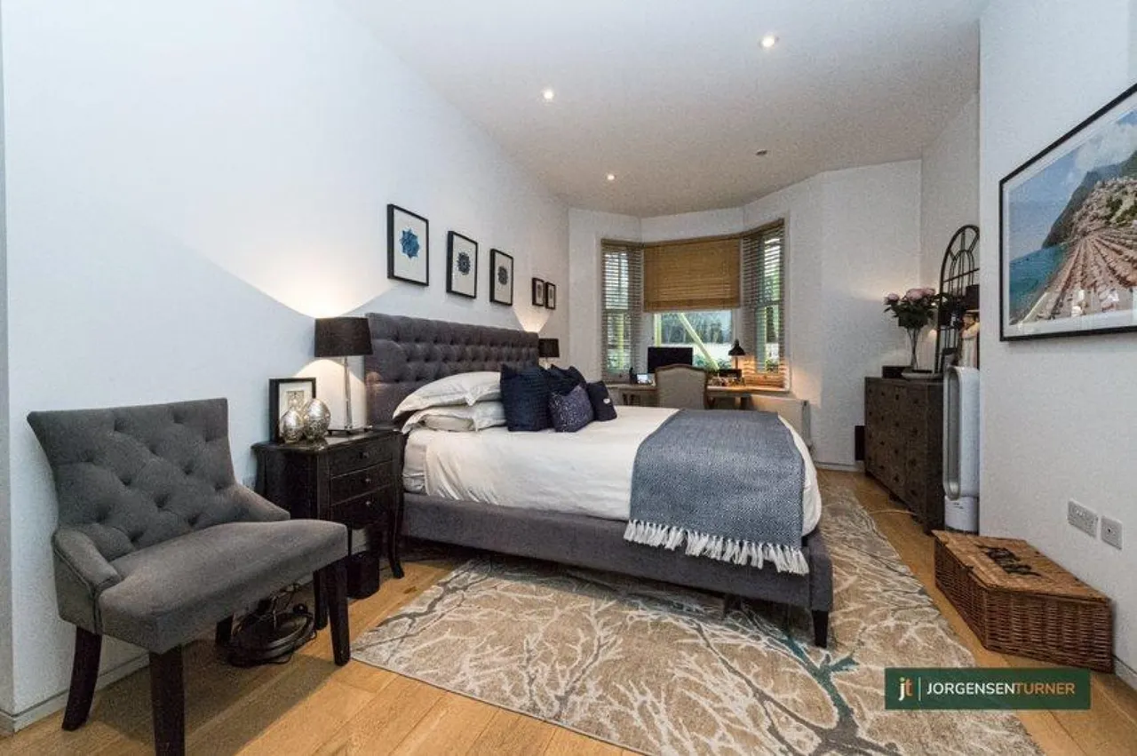 Brondesbury Road, Queens Park, London, photo 8