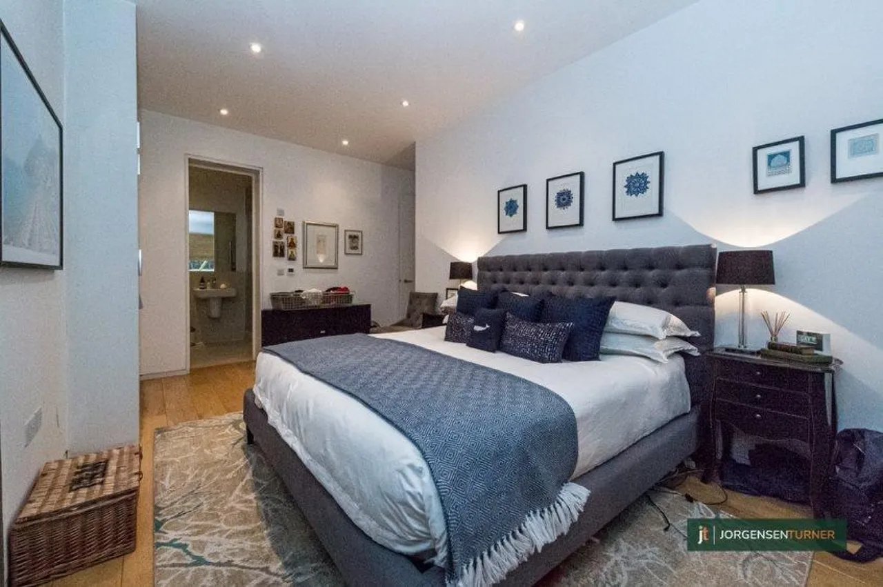 Brondesbury Road, Queens Park, London, photo 7