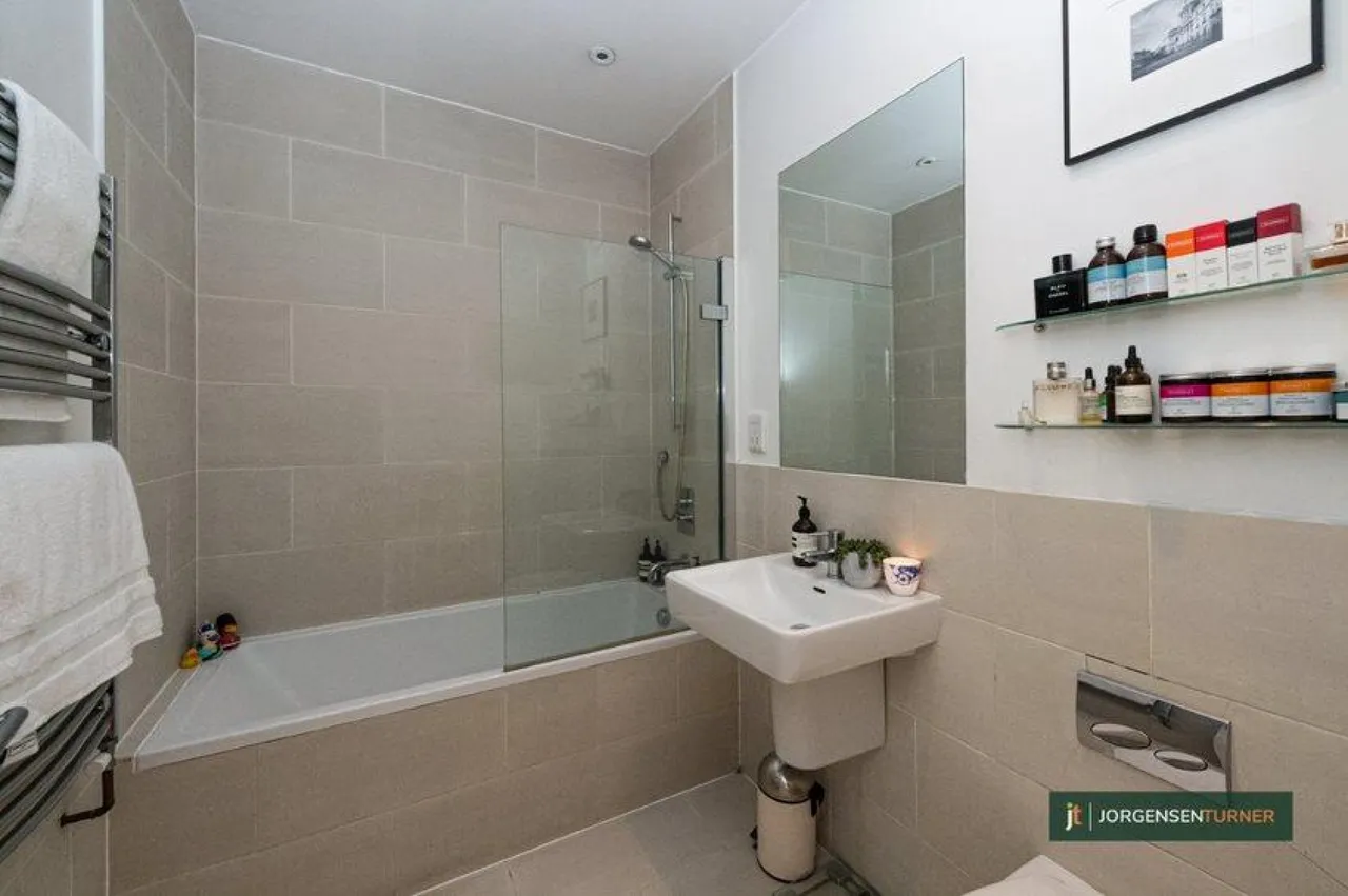 Brondesbury Road, Queens Park, London, photo 10