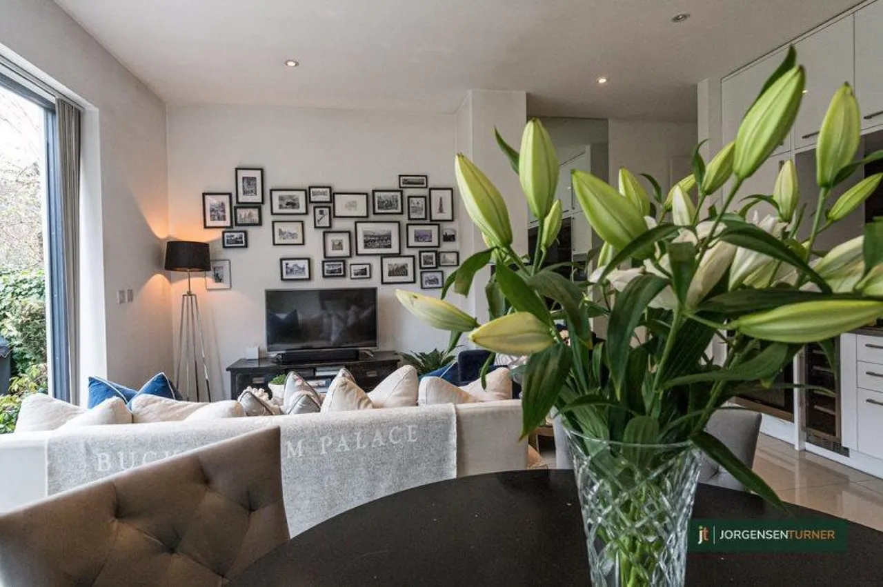 Brondesbury Road, Queens Park, London, photo 3