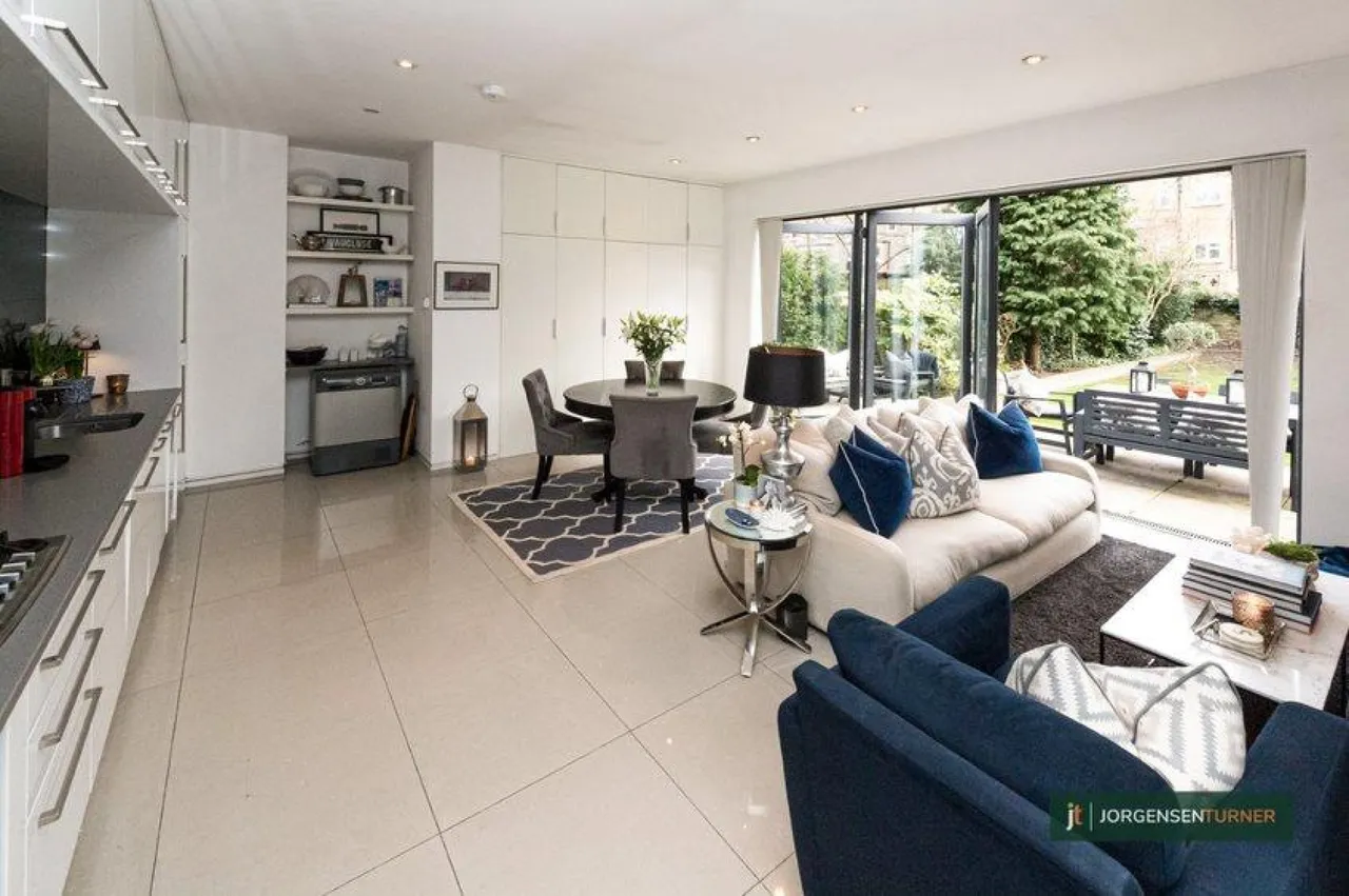 Brondesbury Road, Queens Park, London, photo 2