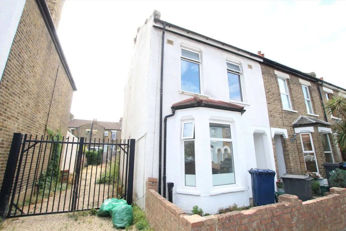 4 bed property to rent, Oaklands Road, W7