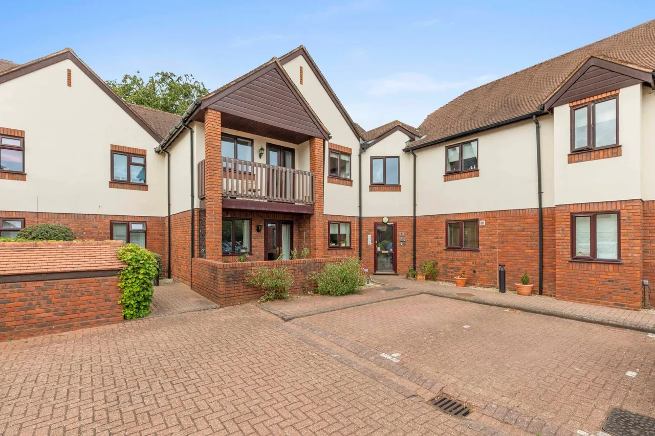 2 bed flat for sale, Jasmine Crescent, Princes Risborough, HP27