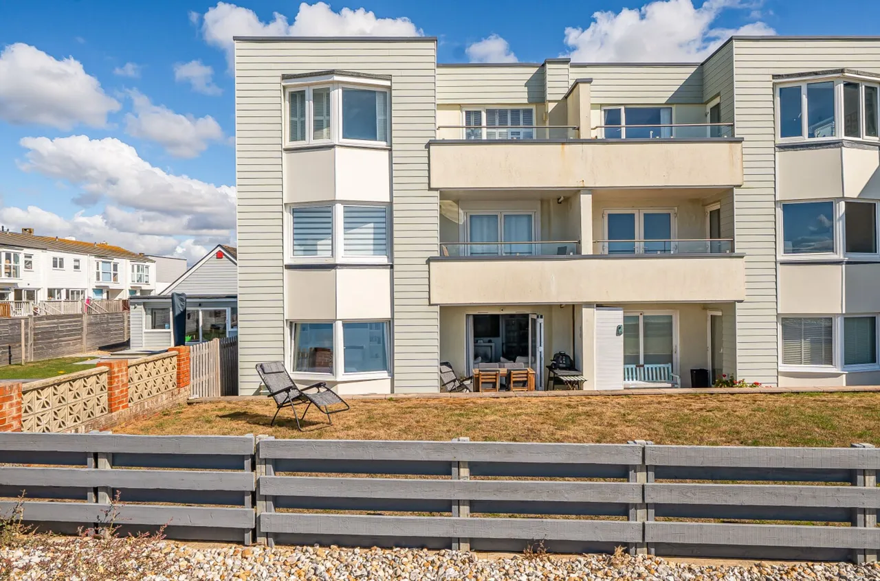 2 bed property for sale, Seafields, Bracklesham Bay, PO20