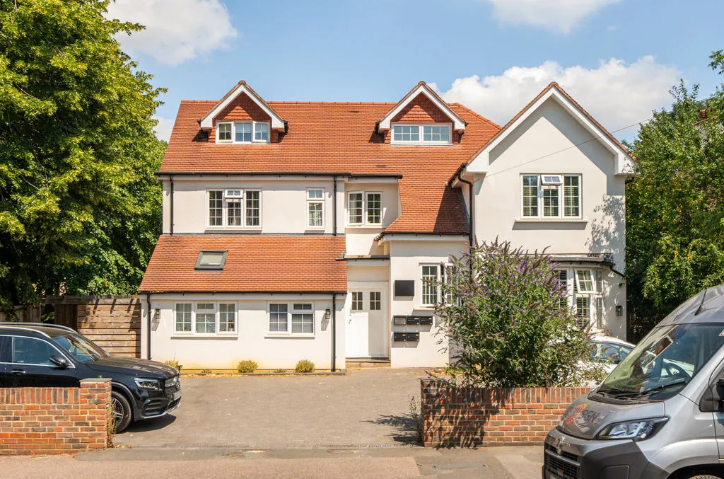 3 bed flat to rent — Old Lodge Lane, Purley CR8 4DL