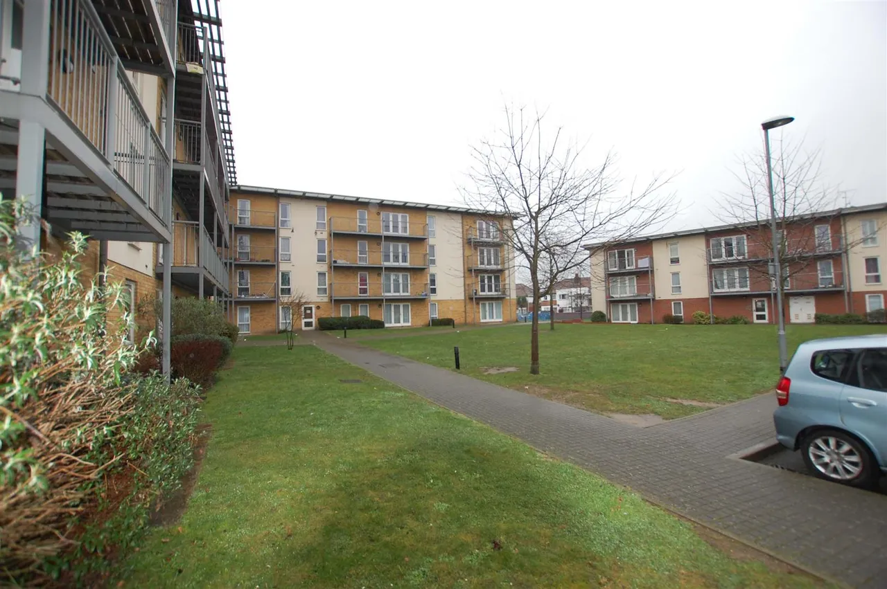 King George Crescent, Wembley, HA0, photo 3
