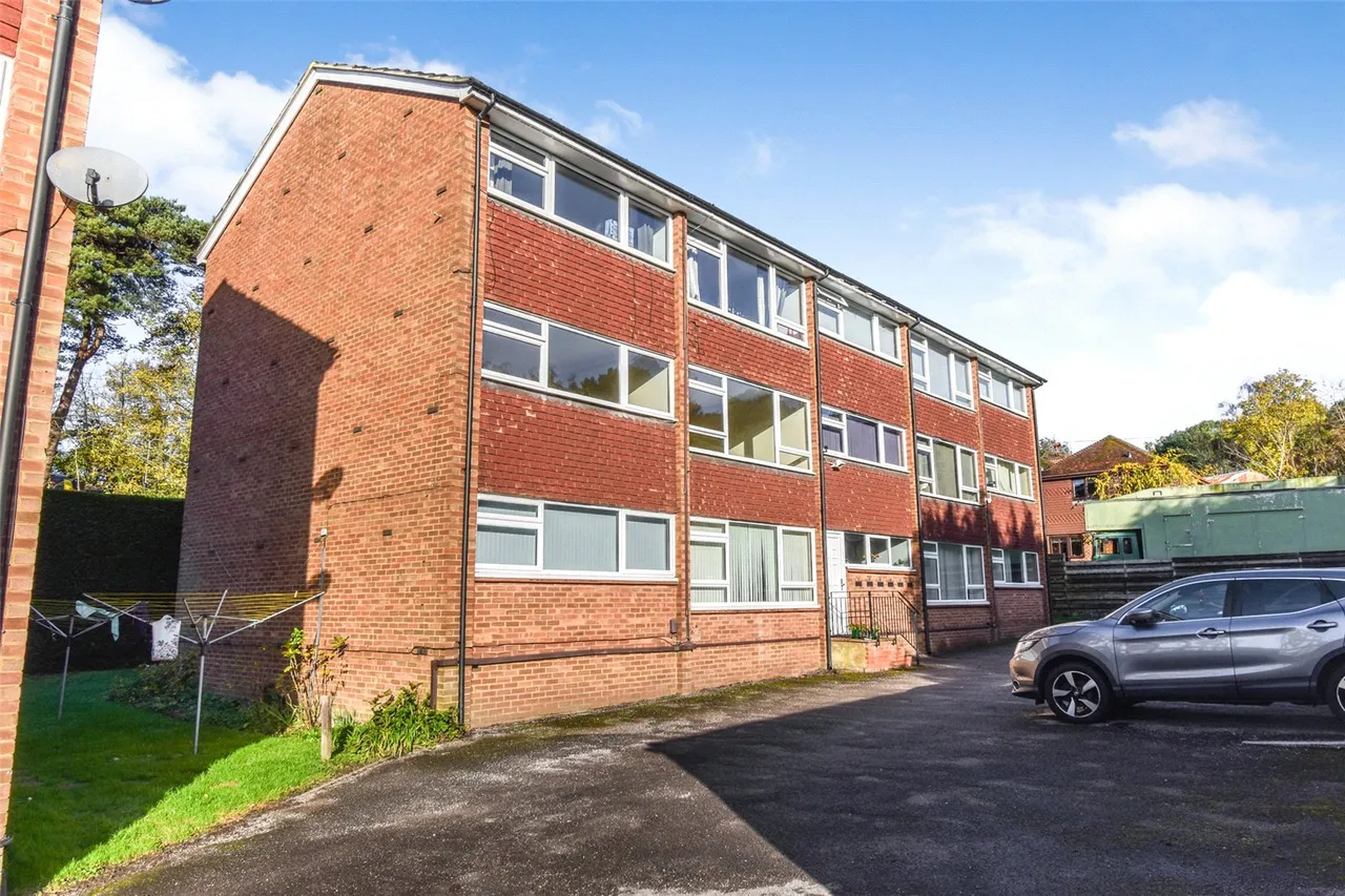 2 bed flat for sale — Willow Court Station Approach, Ash Vale, Guildford, Surrey, GU12 5LR