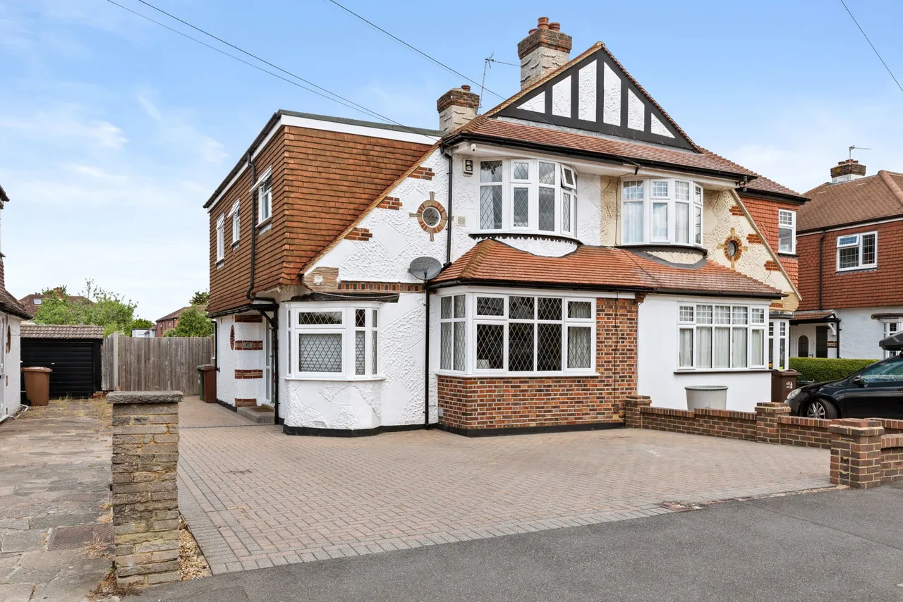 3 bed house for sale — Chadacre Road, Epsom, KT17 2HJ