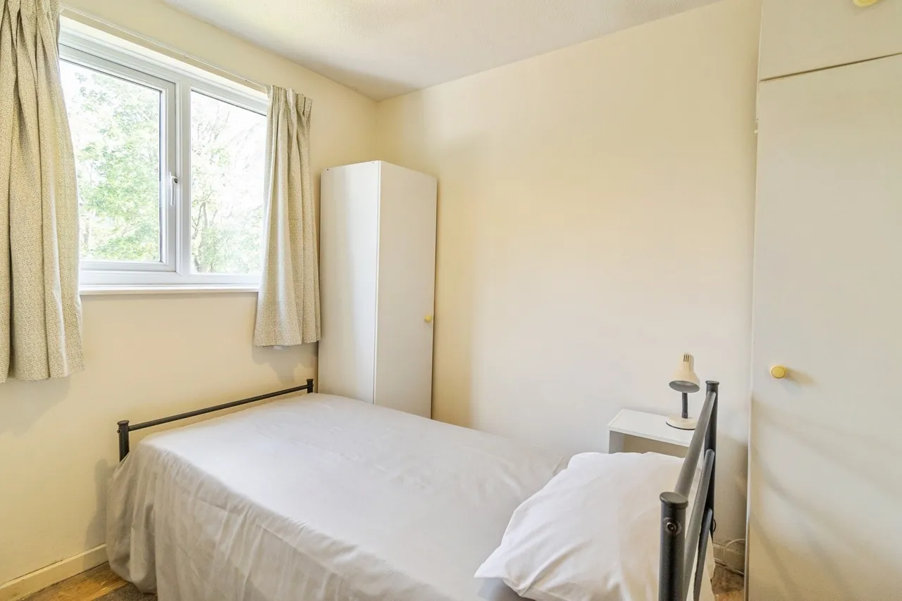 Bramble Avenue, Conniburrow, Milton Keynes, Buckinghamshire, MK14, photo 12