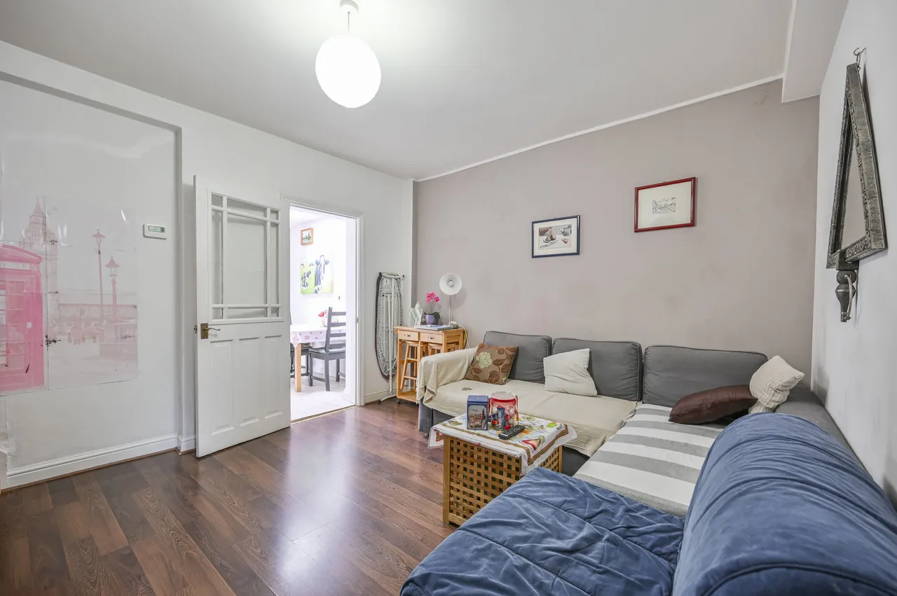 London, E13, photo 2