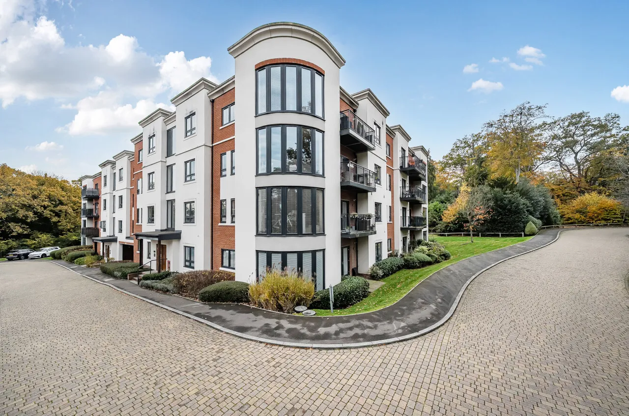 2 bed flat for sale — London Road, Binfield, Bracknell, Berkshire, RG42 4FG
