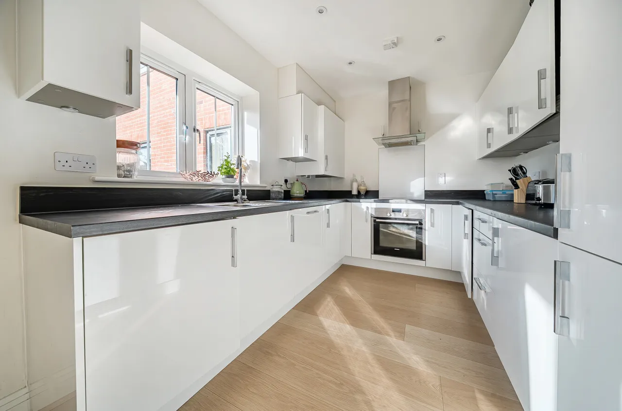 London Road, Binfield, Bracknell, Berkshire, RG42 4FG, photo 4