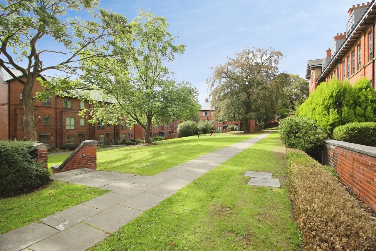 Victoria Gardens, Hyde Park, Leeds, photo 2