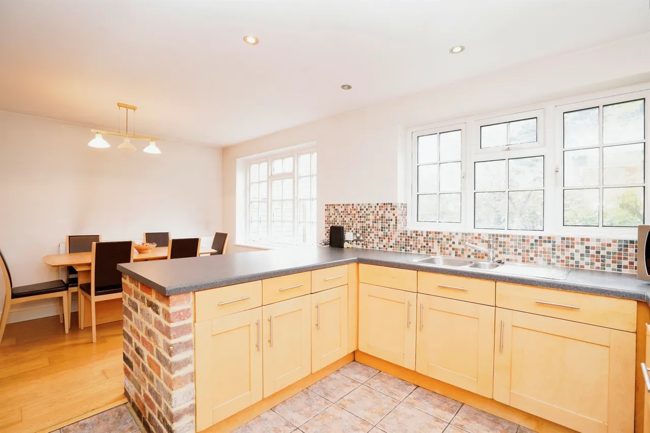 Front Street, Slip End, LU1, photo 7