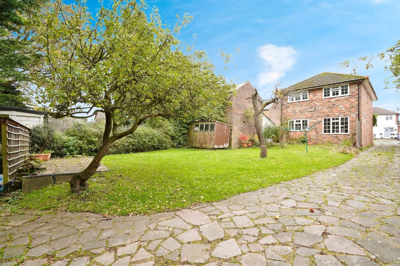 Front Street, Slip End, LU1, photo 14