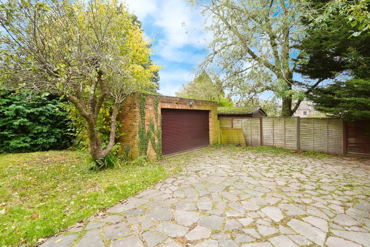 Front Street, Slip End, LU1, photo 16