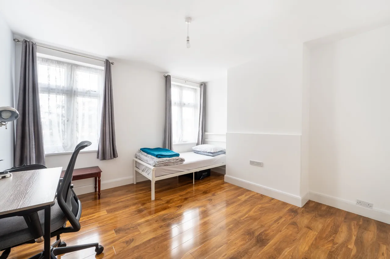 4 bed flat to rent — 221a Watford Road, Harrow