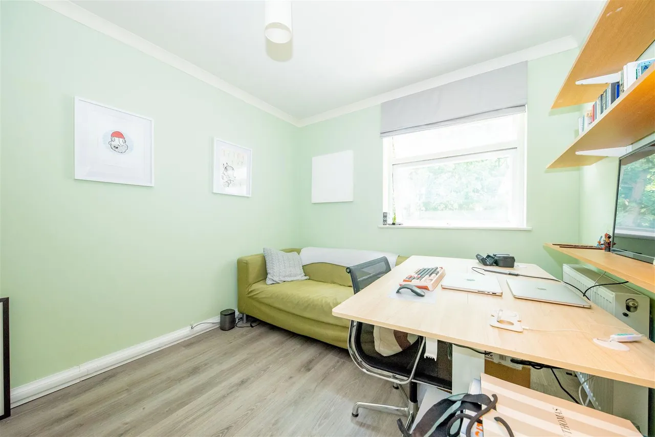 Cherrydale Road, Camberley, photo 13