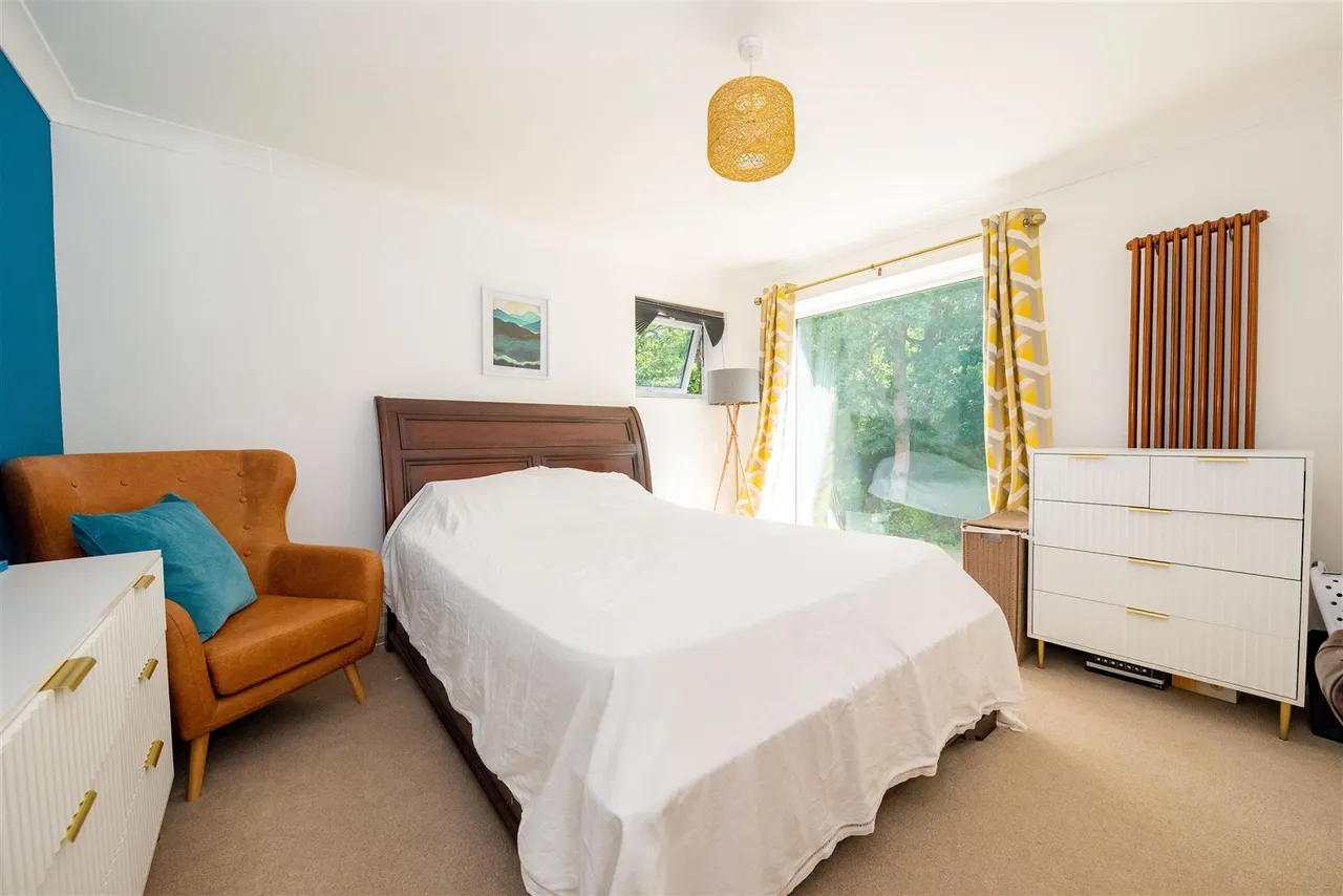 Cherrydale Road, Camberley, photo 9