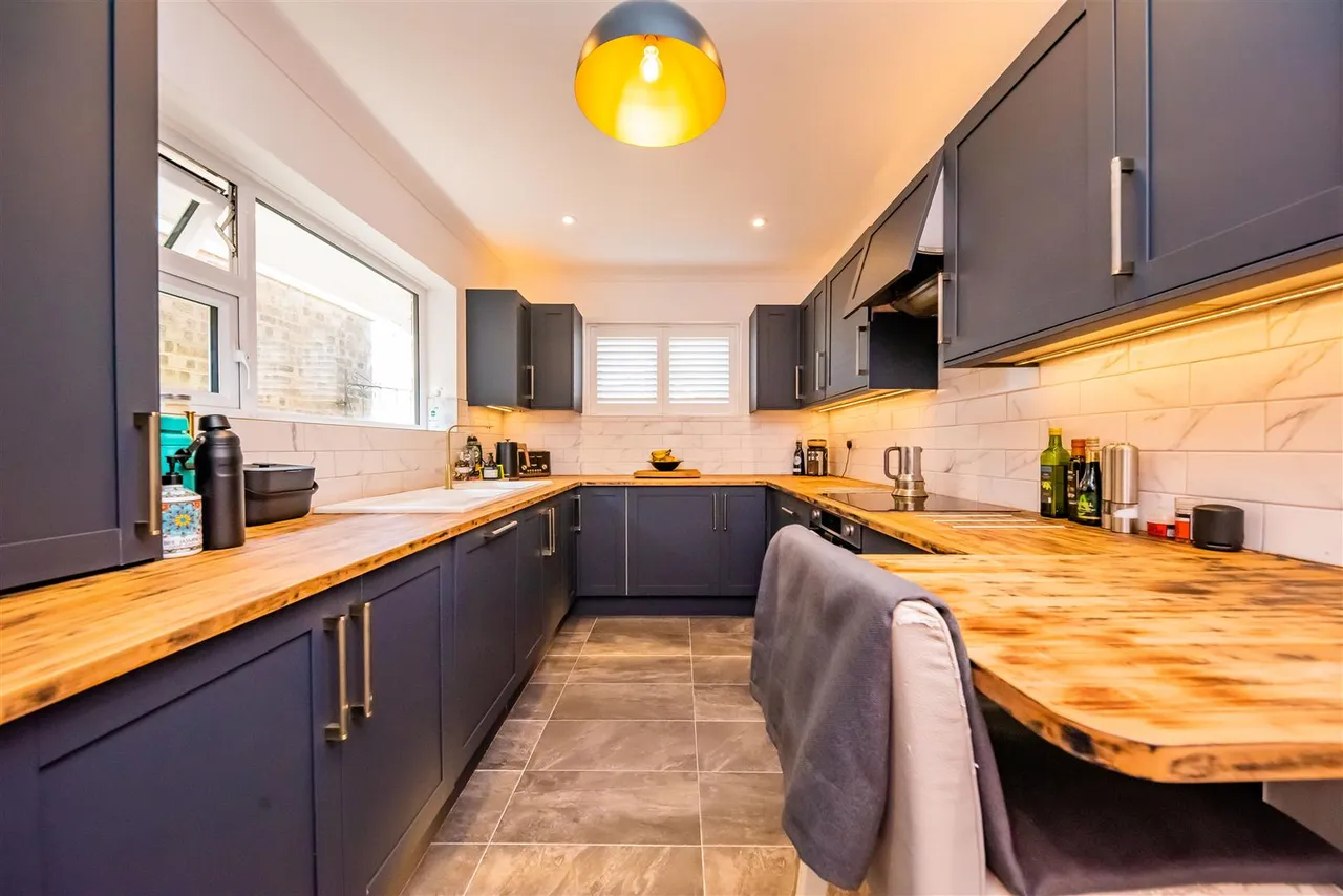 Cherrydale Road, Camberley, photo 2