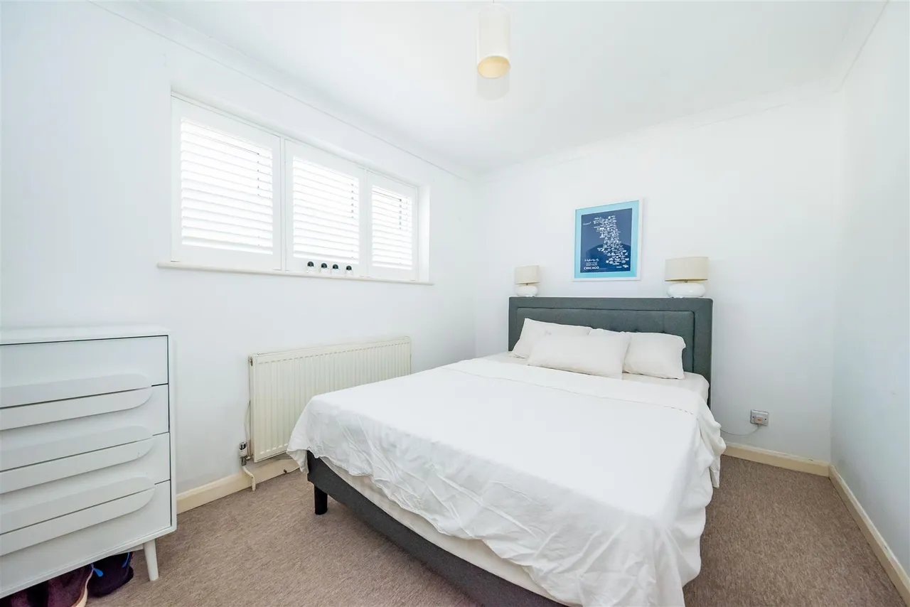 Cherrydale Road, Camberley, photo 11