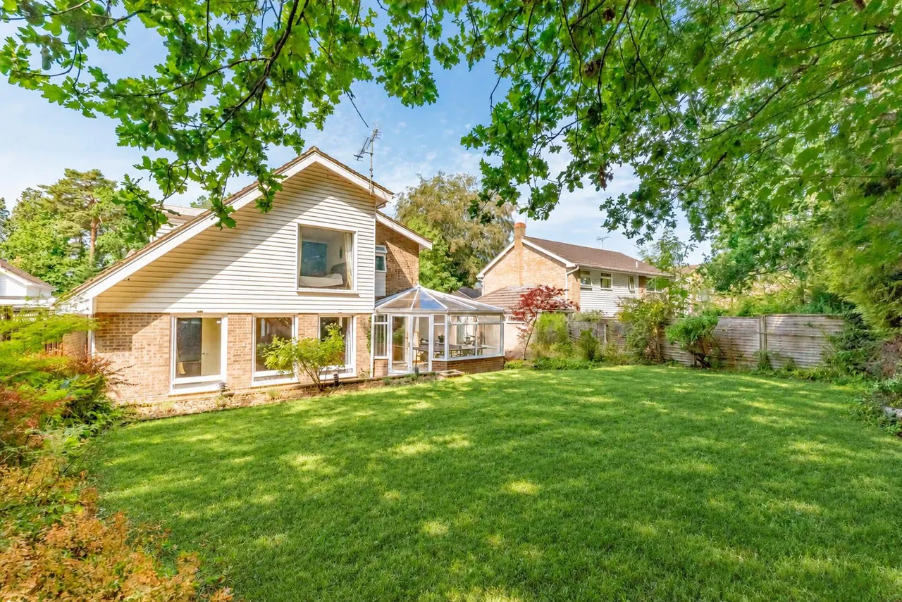 Cherrydale Road, Camberley, photo 6