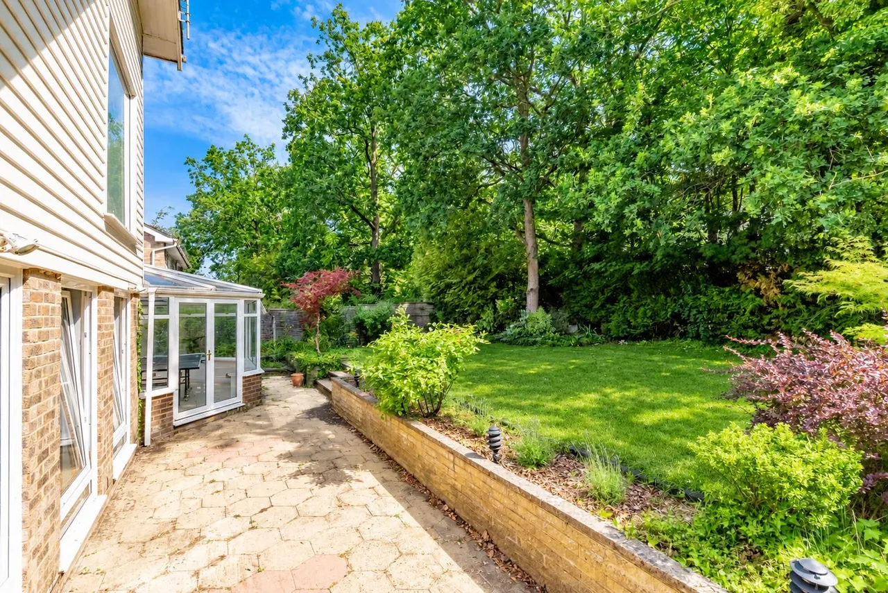 Cherrydale Road, Camberley, photo 5
