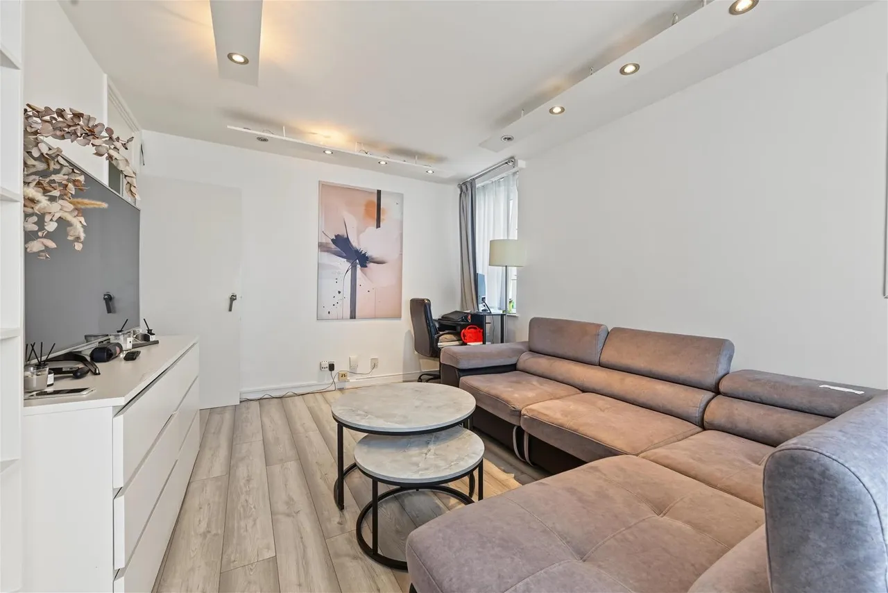 2 bed flat for sale, Adelaide Road, London