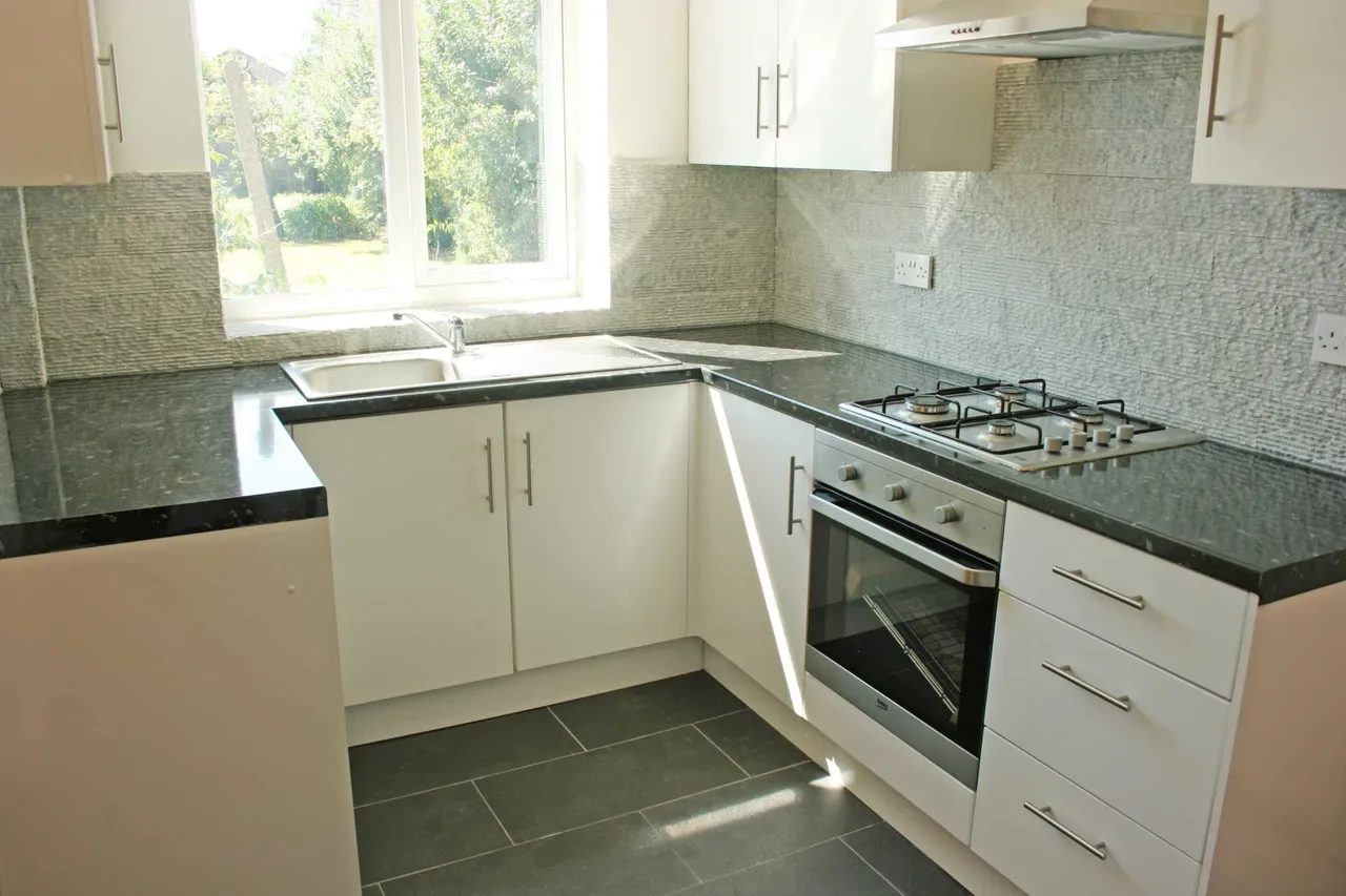 Dedworth Road, Windsor, Berkshire, SL4 5BB, photo 2