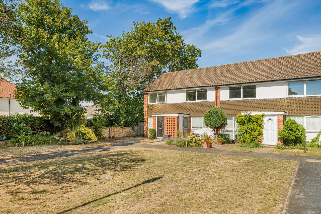 Layton Court, Weybridge, KT13, photo 3