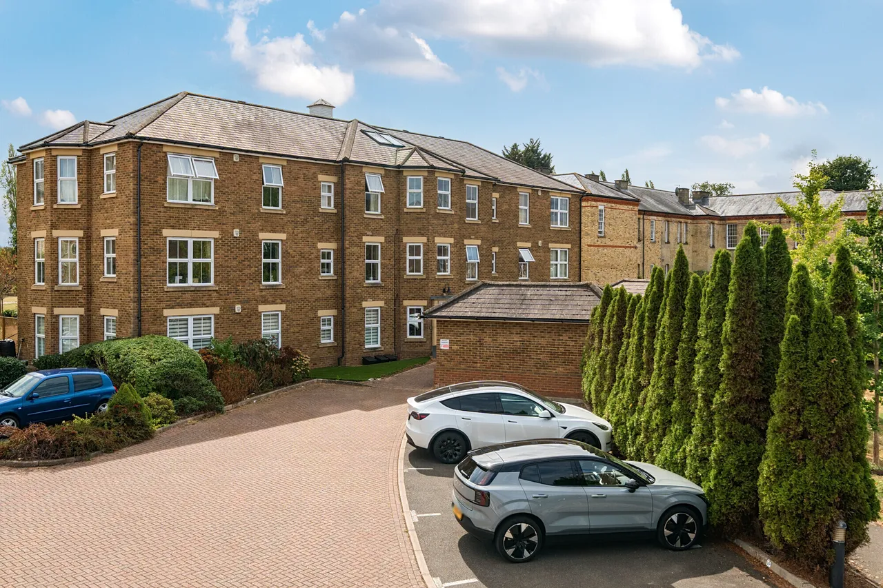 3 bed flat for sale — Horton Crescent, Epsom, KT19