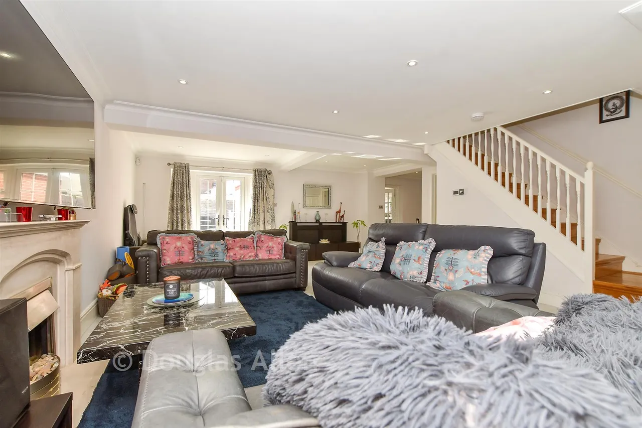 Latimer Drive, Steeple View, SS15, photo 6