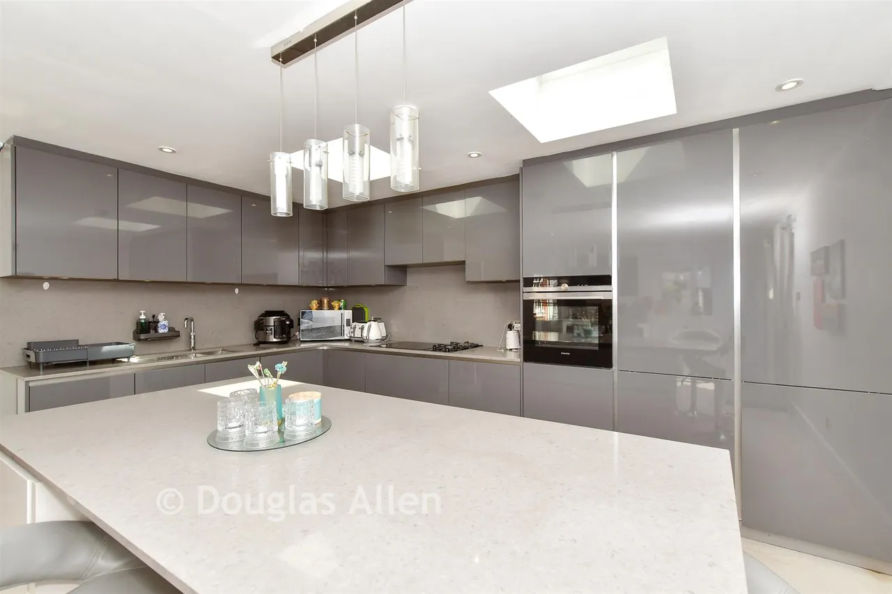 Latimer Drive, Steeple View, SS15, photo 3