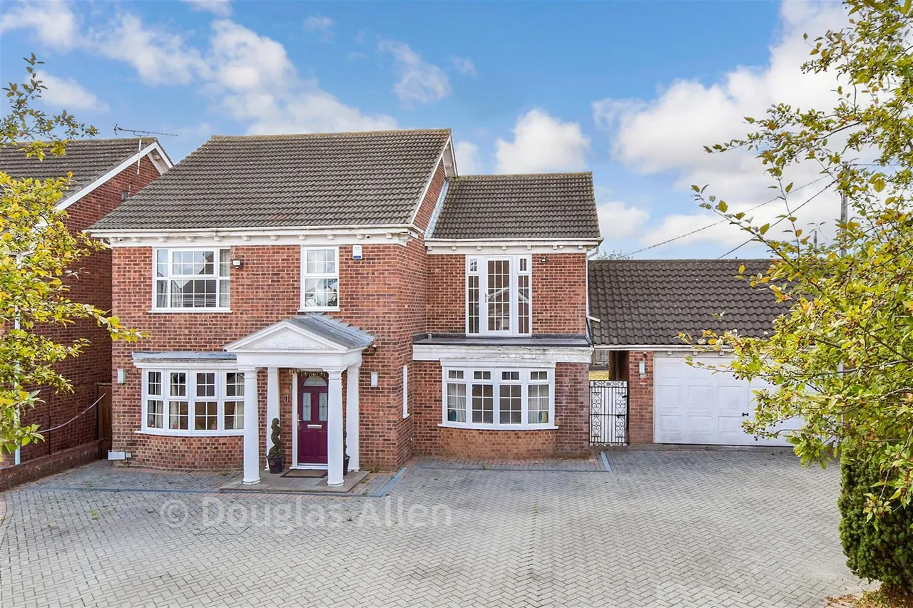 5 bed house for sale, Latimer Drive, Steeple View, SS15