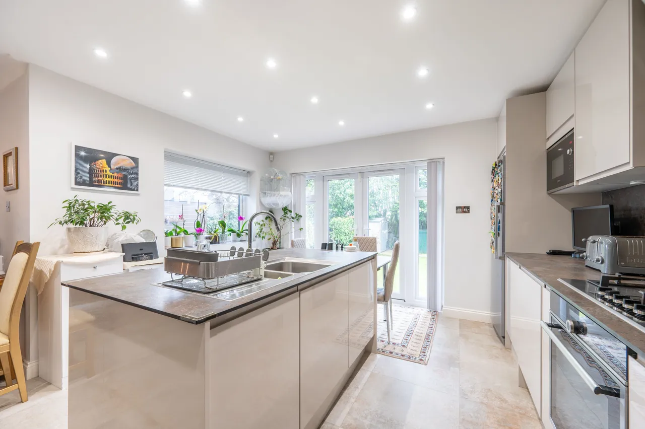 218 Chamberlayne Road, London, photo 4