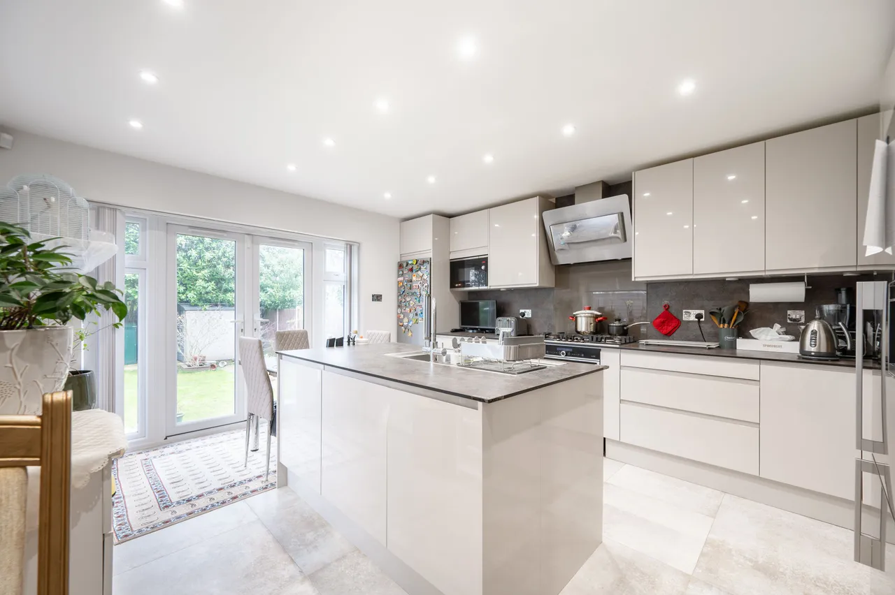 218 Chamberlayne Road, London, photo 2
